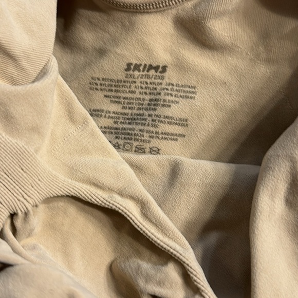 SKIMS SEAMLESS SCULPT THONG BODYSUIT - Picture 8 of 10